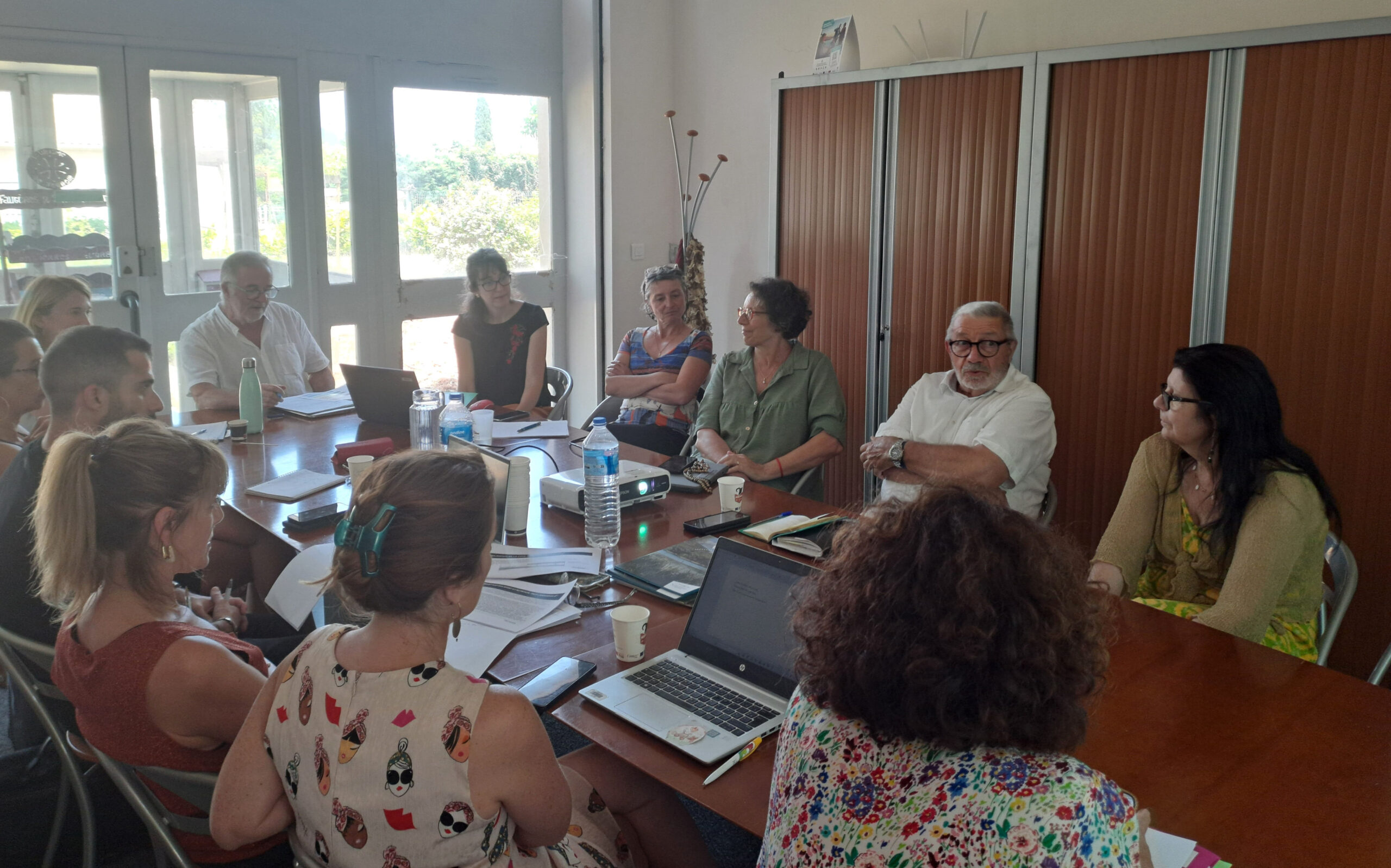 180dpi_Versun3emeContratLocaldeSanté_StChinian_PaysHLV_ABoisard_20250624 Les élus du territoire et les partenaires en train d'échanger sur le futur contrat local de santé 2026-2030 dans les locaux du syndicat mixte du Pays à Saint-Chinian