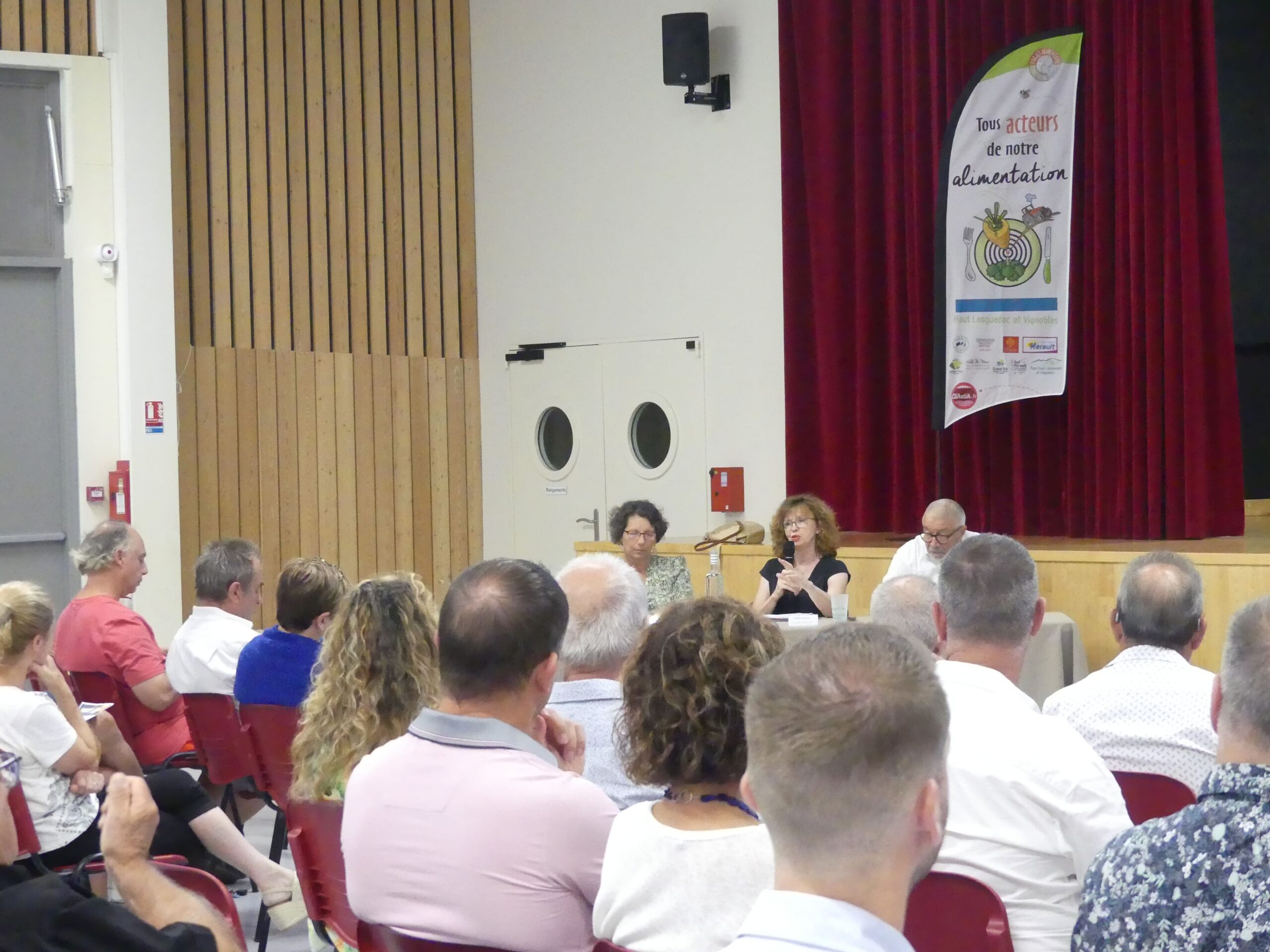 La conférence des maires, élus débute avec Florence BRUTUS représentante de la Région Occitanie / Pyrénées - Méditerranée, Marie-Pierre PONS Vice-Présidente du Pays Haut Languedoc et Vignobles et du Département de l'Hérault, Mairie de Cessenon-sur-Orb; Jean ARCAS Président du Pays Haut Languedoc et Vignobles, Maire d'Olargues