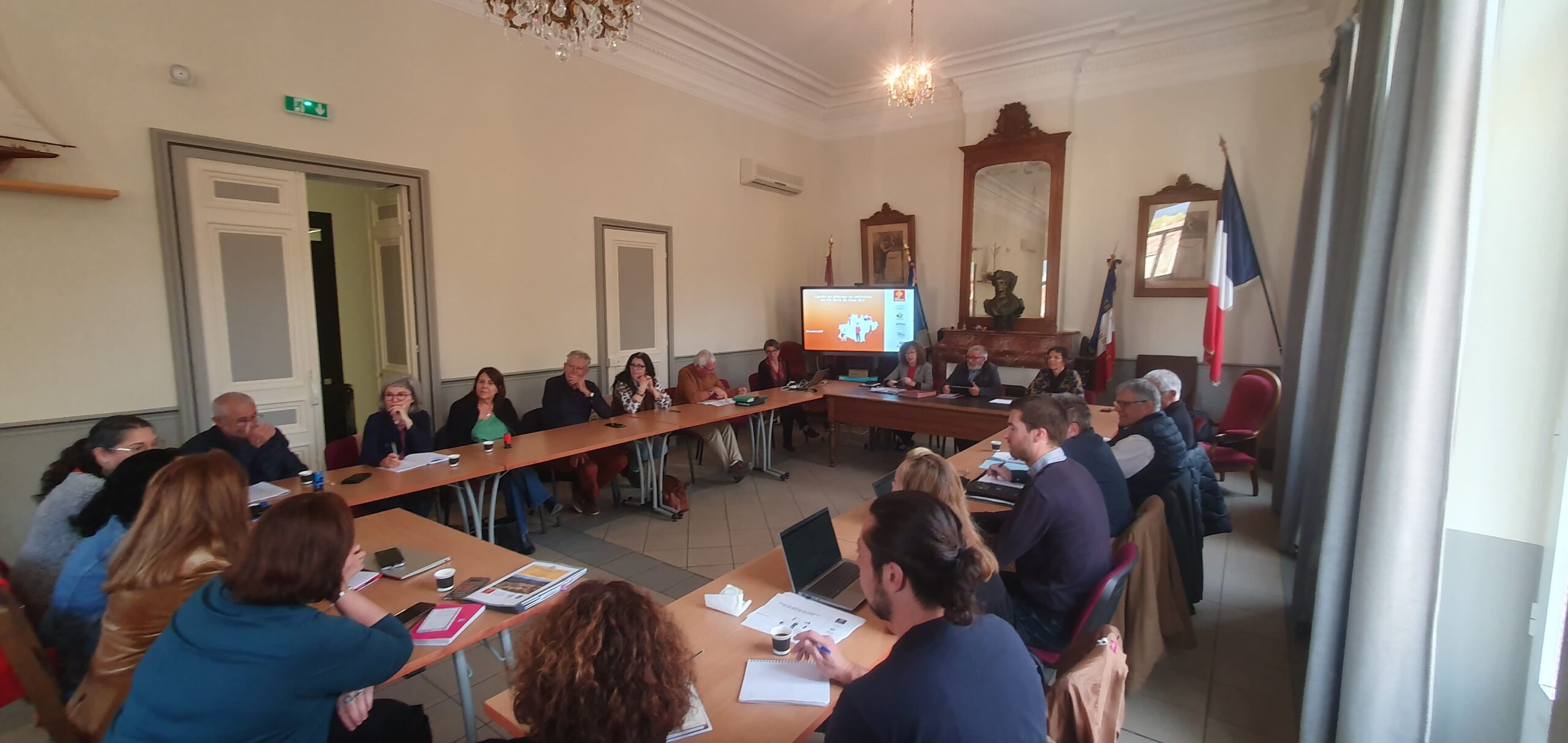 20251020_VA_CopilTerritoireRegionOccitanie_CessenonSurOrb_PaysHLV_ABoisard_094549 les élus du territoire , l'équipe du Pays et la Région réunis dans la salle de la mairie de Cessenon-sur-Orb