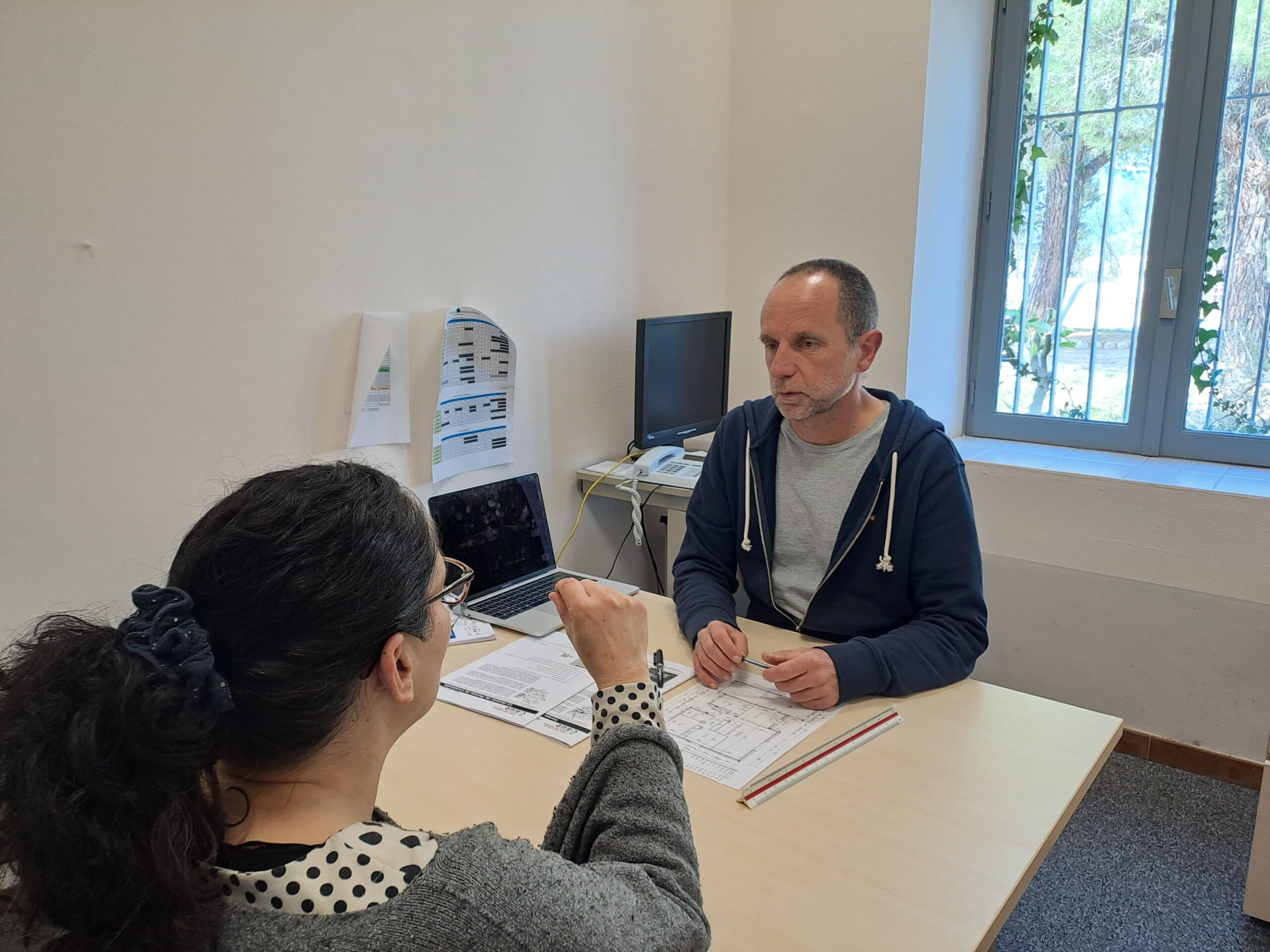le conseiller du CAUE de l'Hérault dans un bureau au syndicat mixte du Pays à Saint-Chinian