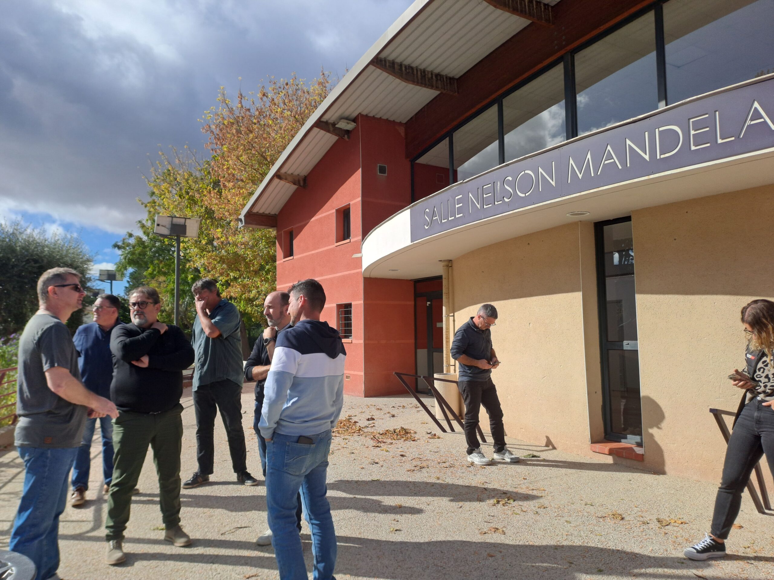 Les artisans  RGE, en devenirs, l'Espace France Conseil Renov' du Pays et la CAPEB de l'Hérault réunis sur le parvis de la salle polyvalente Nelson Mandela à Capestang