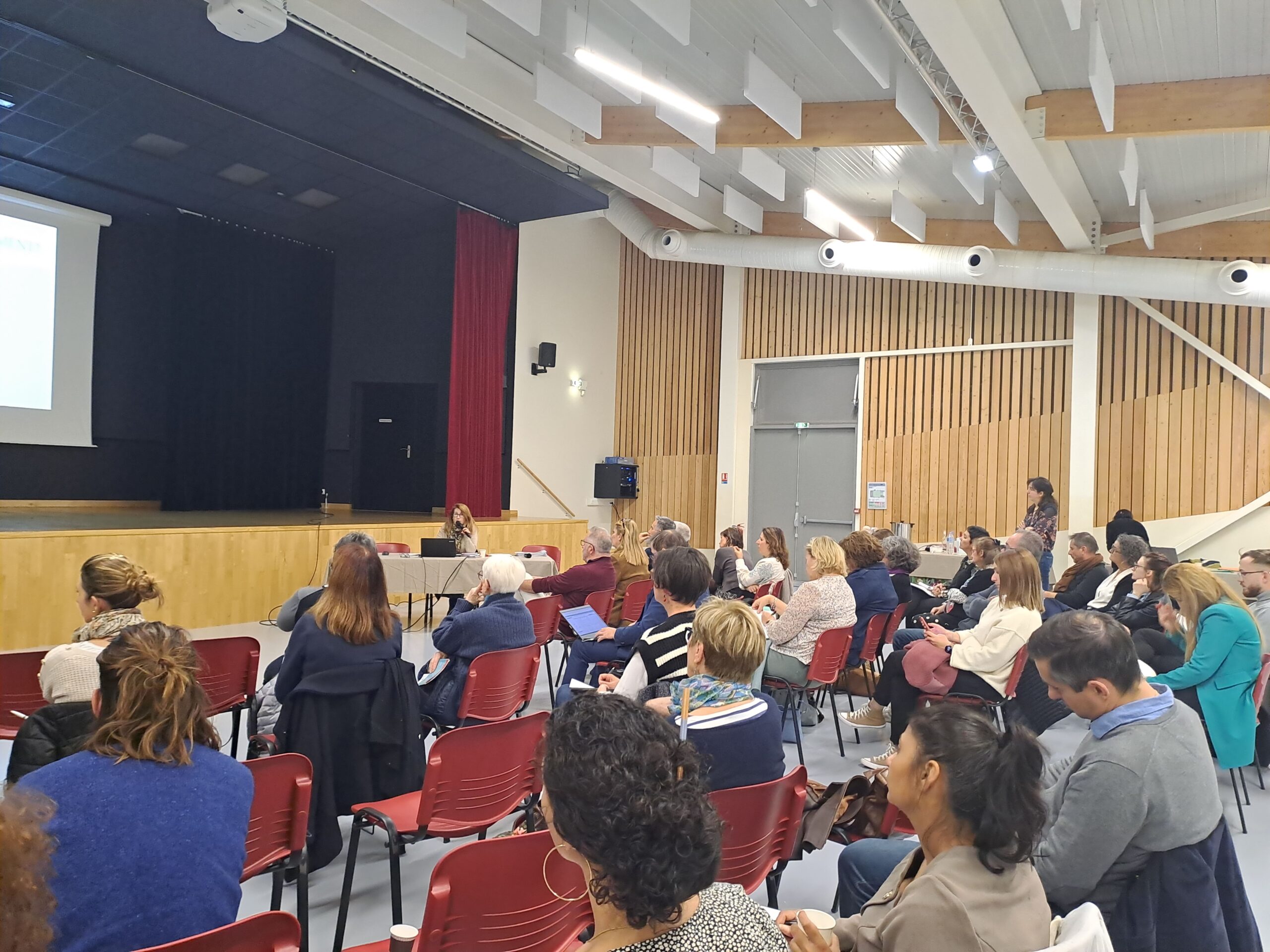 Début de la matinée de l'assemblée pleniere du conseil local de santé mentale du Pays avec l’intervention d'Anne Galibert , chargée de mission Habitat 