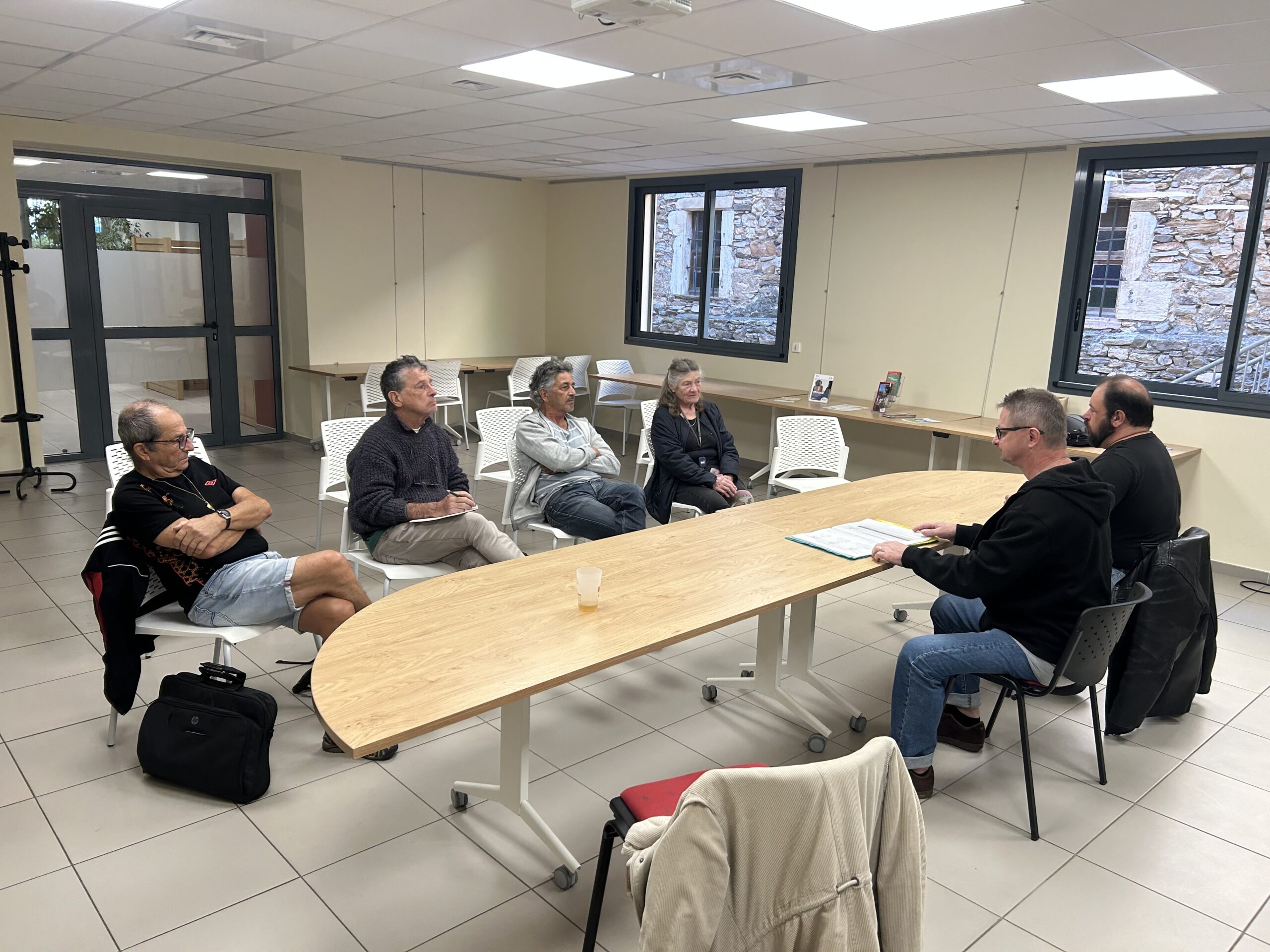 Une partie de l'équipe Habitat qui informe des habitants lors d'une journée France Services à Saint-Pons de Thomières