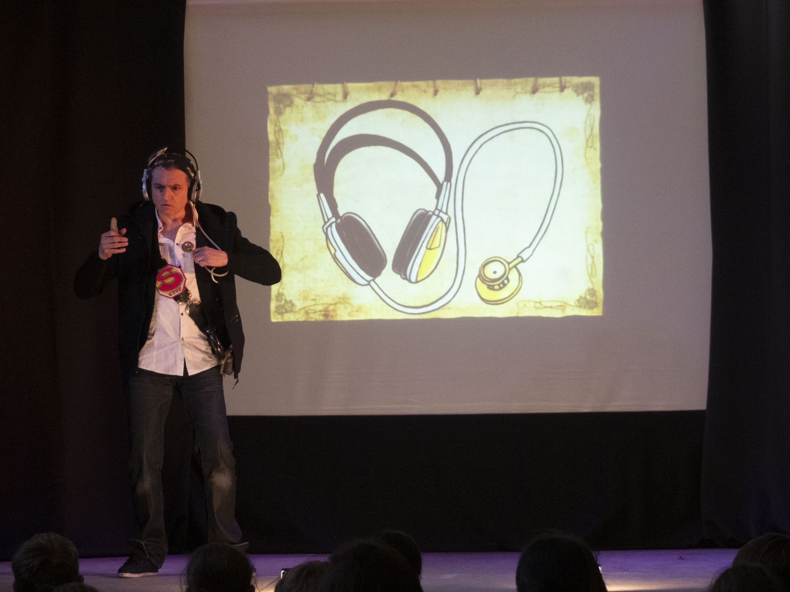 e Théâtre de la Terre avec Pierre Moryousef, l'acteur en représentation théâtrale du spectacle "de "Ma vie en jeu... ou comment mieux vivre avec soi et avec les autres ». devant les collégiens de Quarante, de Cessenon-sur Orb, de Saint-Chinian