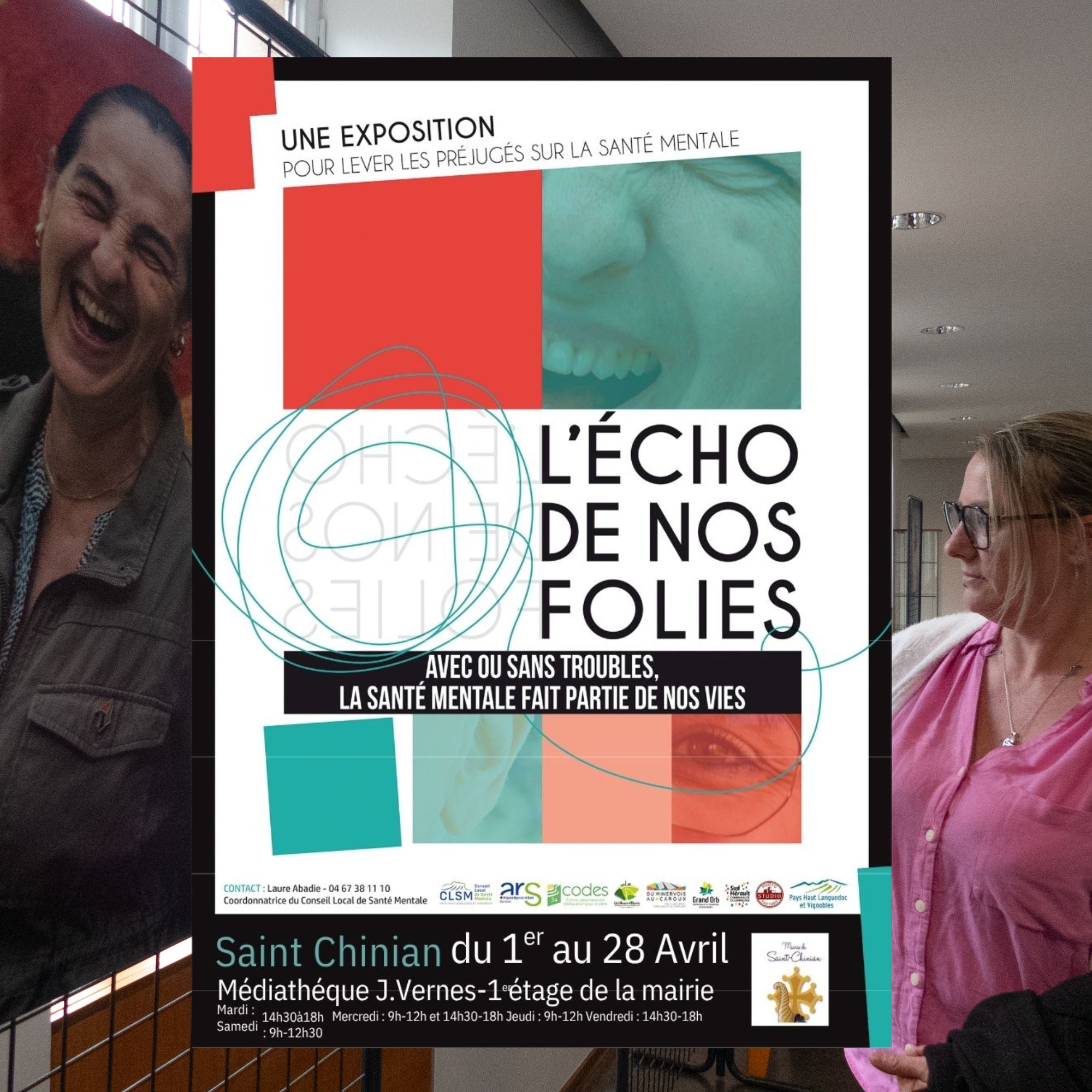 l'affiche de l'exposition L'Echo de nos Folies avec en fond une photo d'une personne dans l'exposition avec une visiteuse