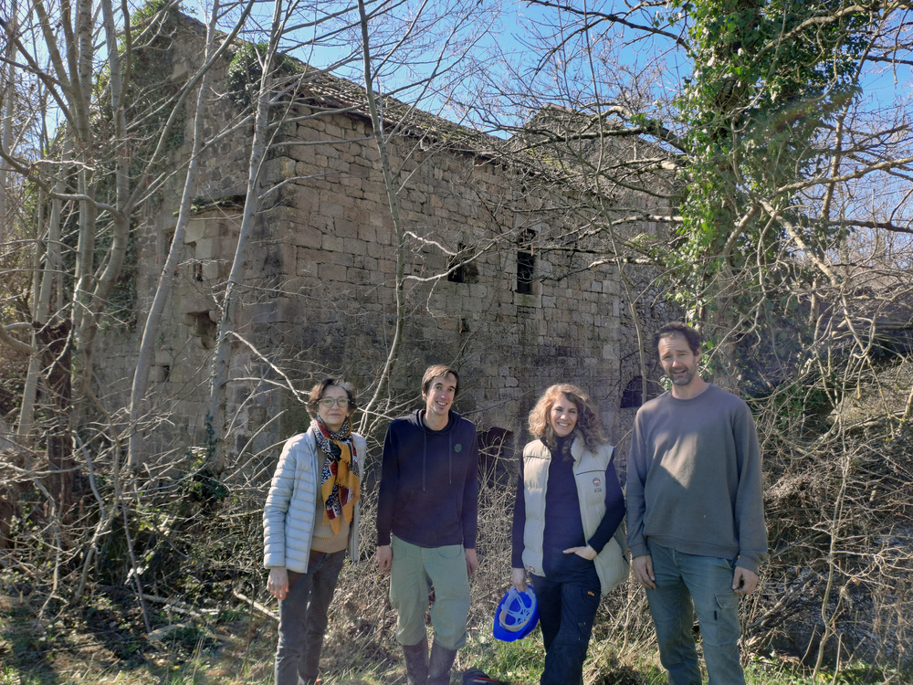 le groupe alliant chercheuse, archéologue, historienne et propriétaire sur les lieux du moulin à Céréales dans la communauté de communes Grand Orb
