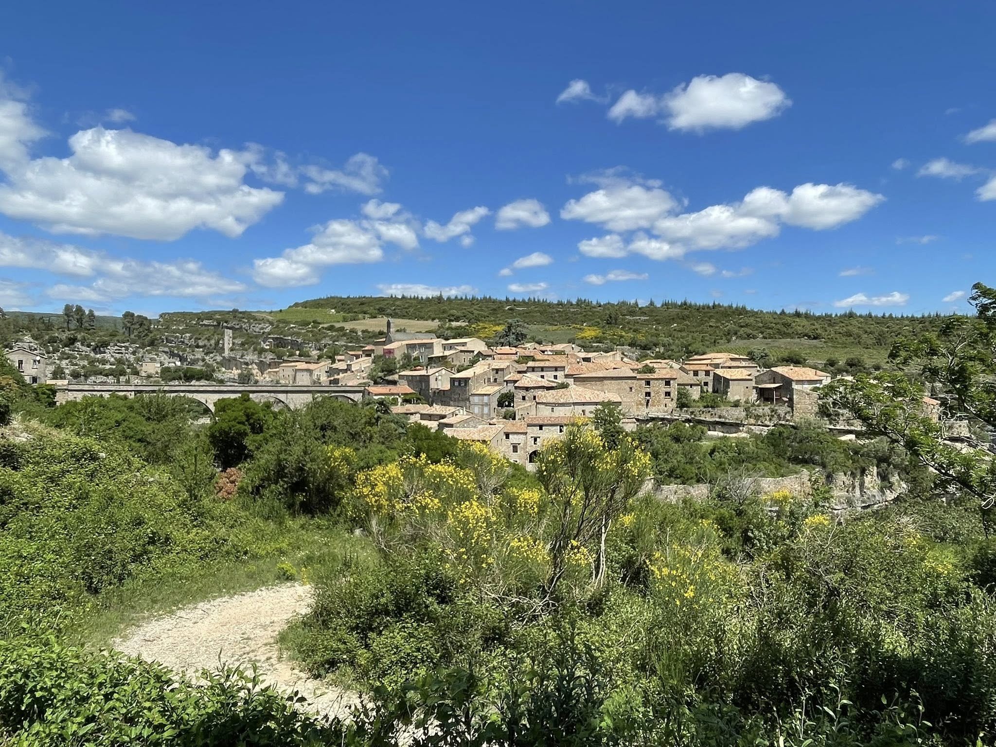 photo de minerve, village sur son éperon rocheux dans l'Hérault, France avec son pont