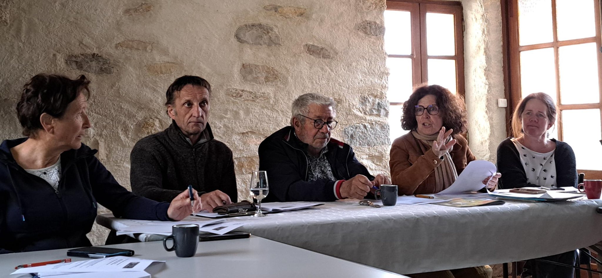 12052026_GrandSitedeFrance_CitedeMGorgesdeLaCesseEtDuBrian_AnneGalibert_PaysHLV3 Jean ARCAS Le Président du Pays Haut Languedoc et Vignobles au centre avec les nouveaux élus du Grand site de france à sa gauche et à l'extrême droite et juste à coté de lui à sa droite Corinne Roger Directrice Générale des Services du Pays