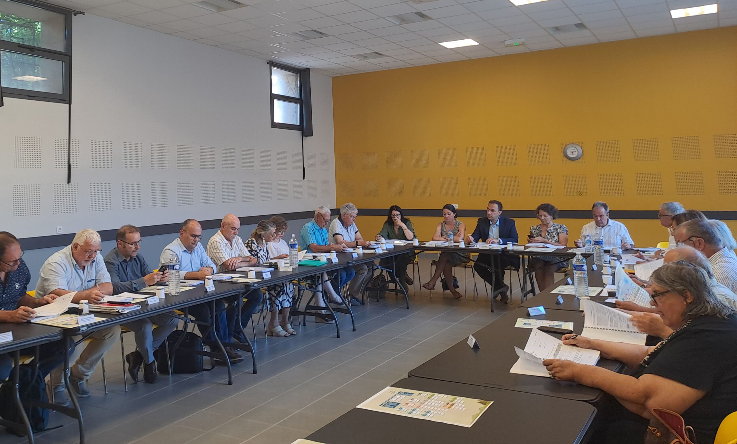 Premier comité syndical présidé par Aurélien MANENC, maire de Lunas-les-Châteaux avec à ses côtés Marie-Pierre PONS Maire de Cessenon-sur-orb et présidente de la communauté de communes Sud-Hérault, à sa gauche Séverine SAUR conseillère départementale, Martine Gil élue à la Mairie de Murviel-les-Béziers et les membres du comité syndical