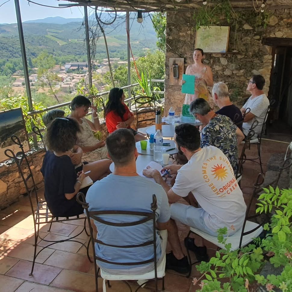 la mission œnotourisme du Pays en partenariat avec les offices de tourisme de la destination a proposé un atelier de co-construction d’offres couplées entre ambassadeurs Vignobles et Découvertes au Jardin Méditerranéen de Roquebrun.