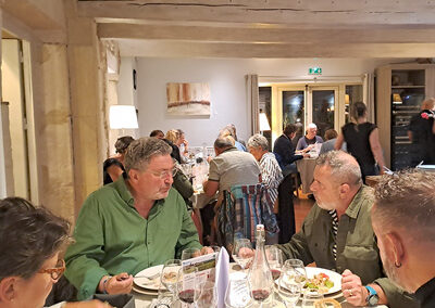 une partie de la salle de l'auberge de la croisade à Cruzy