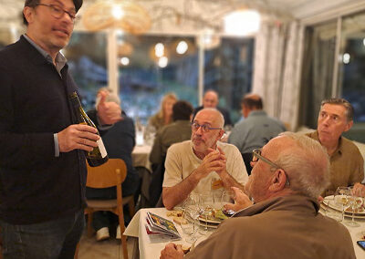 Un vigneron présente son vin aux participants